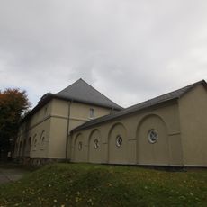 Wohnhaus (Teil einer Siedlung, mit zentraler Kaufstätte), mit Vorgarten Genossenschaftsplatz 3; 4