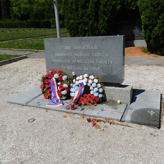 Pomník odbojářů popravených v lednu 1945 v Breslau na čestném pohřebišti na Ústředním hřbitově v Brně
