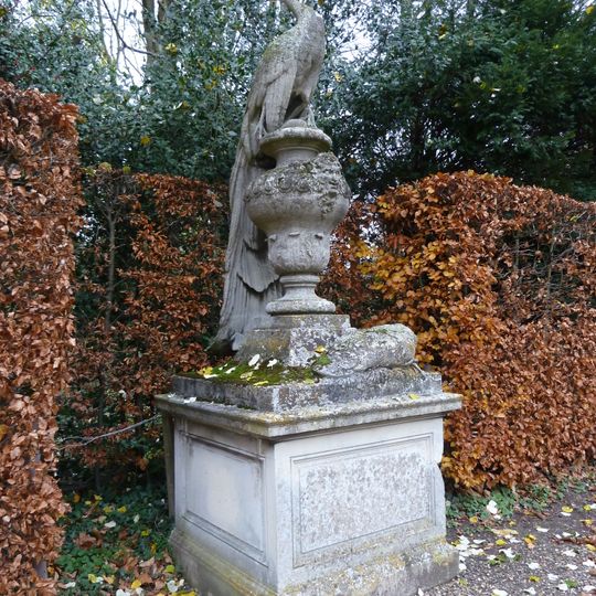 Kasteel Eijsden: beeldengroep met pauwen