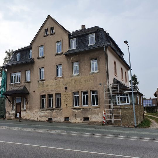Hotel und Wartehäuschen der Mülsengrund-Bahn am Nebengebäude Dresdner Straße 6; 8