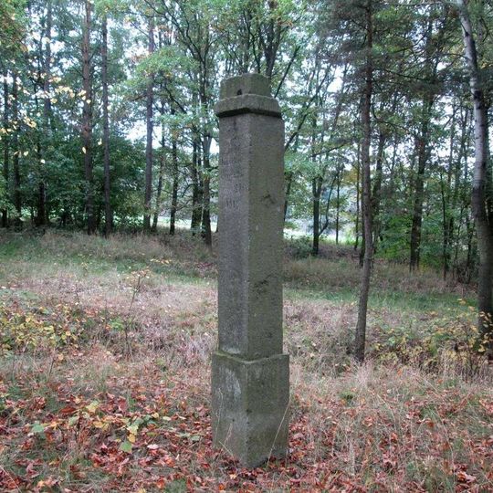 Kříž západně od Holyně