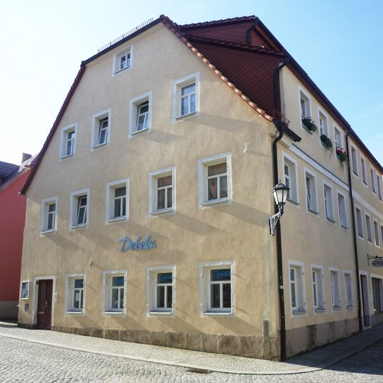 Wohnhaus in bildprägender Ecklage, giebelständig sowie in der links anschließenden Mauer integriertes Sandsteinportal Große Wassergasse 14