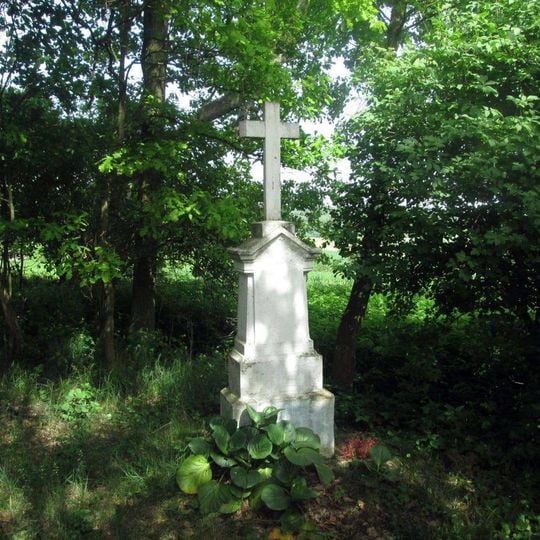 Kříž západně od Nezbavětic u zatáčky