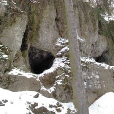 Jaskyňa nad cestou