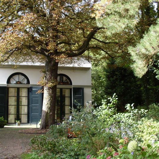 Koetshuis, schuur en tuinmuur