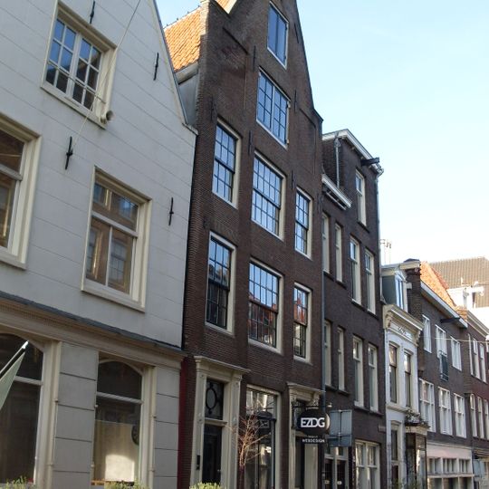 Pand met tot trapeziumgevel verbouwde gevel, in een waarvan nog een deur uit die tijd