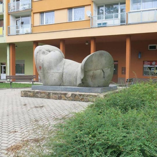 Kamenná plastika ve vnitrobloku v ulici 28. října v Lovosicích