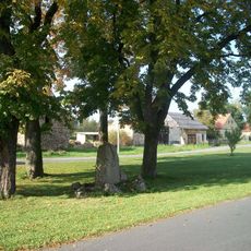 Památník u křižovatky ve Velké Chmelištné