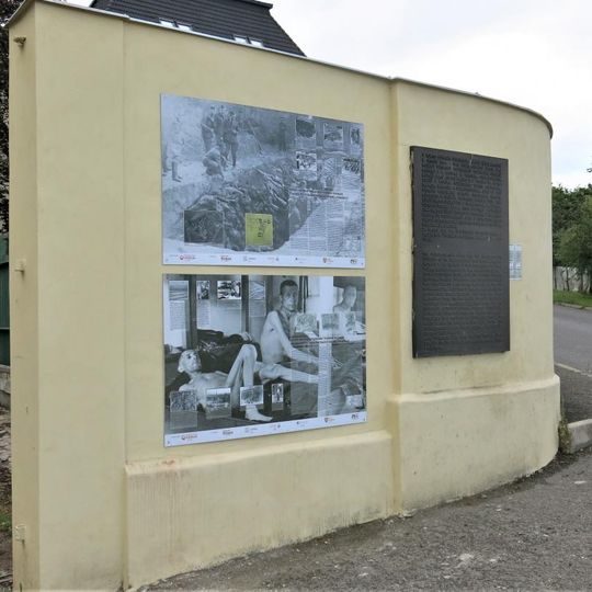 Pamětní deska obětem koncentračního tábora u brány bývalých kasáren Pod Radobýlem v Litoměřicích