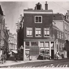 Huis met latere gevel onder ingezwenkte punttop