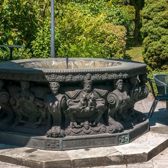 Bronzebrunnen an der ehemaligen Hatschek-Villa