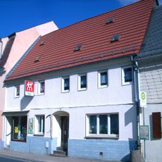 Wohnhaus in geschlossener Bebauung, mit Laden Großröhrsdorfer Straße 31