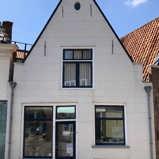 Pandje onder zadeldak tegen gepleisterde topgevel