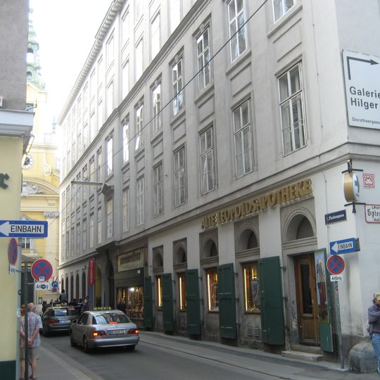 Klosterneuburgerhof  mit der Alten Leopoldsapotheke