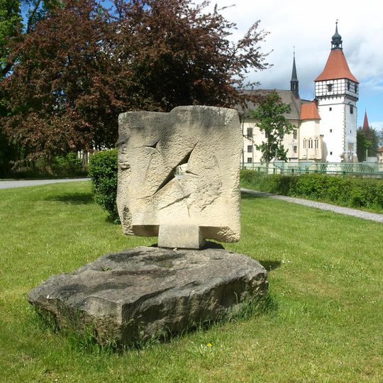 Kamenná plastika proti pivovaru v Blatné