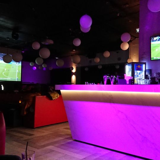 Red Corner, Bar Ambiance