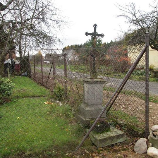 Kříž v Plachtíně za plotem