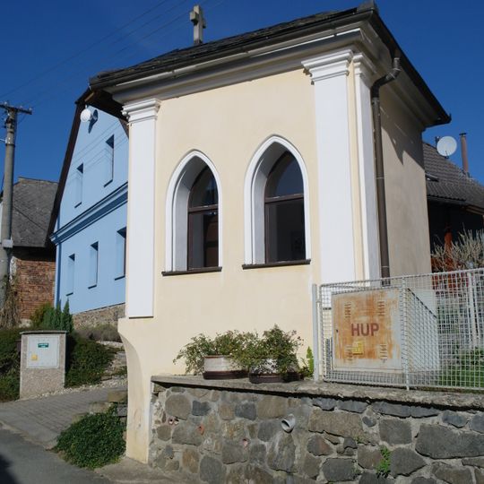 Kaplička Svébohov ve středu obce