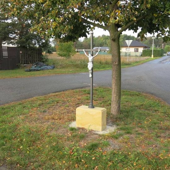 Kříž na rozcestí u obecního úřadu Tišice