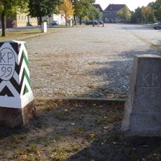 Marktplatz mit Pflasterung und umlaufender Baumpflanzung Am Marktplatz