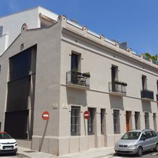Habitatges a la plaça Usatges, 1-6