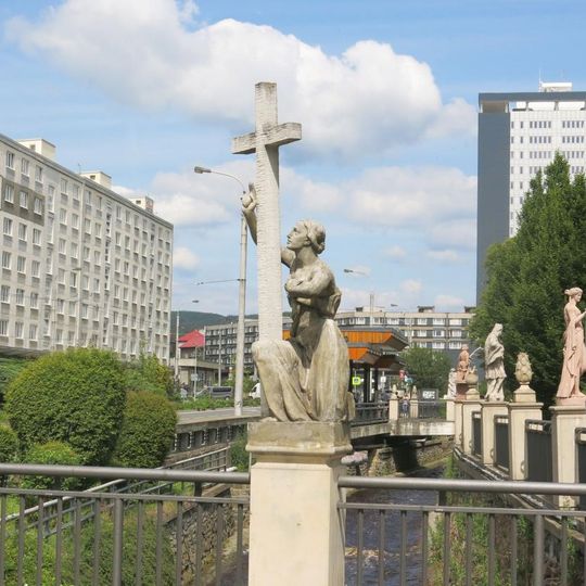 Socha u Chomutovky v ulici Chelčického v Chomutově