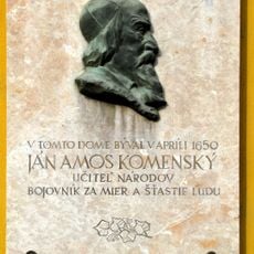 Evanjelický kostol s areálom, tabuľa pamätná s reliéfom