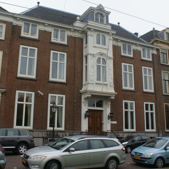 Pand met gevel in Lodewijk XIV-stijl