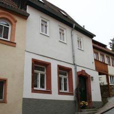 Wohnhaus in ehemals geschlossener Bebauung