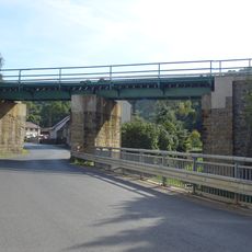 Železniční most přes Palackého ulici a Bystrou v Benešově nad Ploučnicí