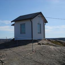 Hällsö (pulo sa Suwesya, lat 58,75, long 11,17)