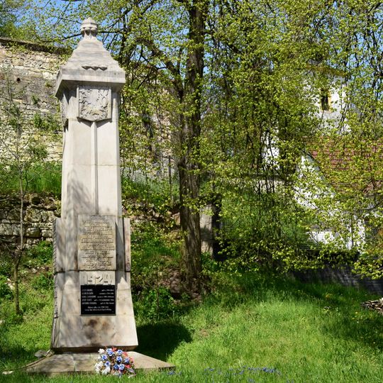 Pomník padlým pod kostelem v Hřivicích