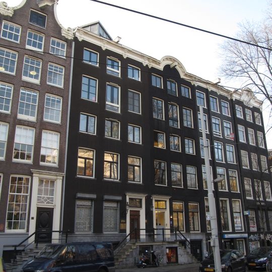 Pand met gevel onder rechte lijst met consoles