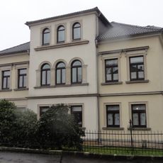 Villa mit Einfriedung und zwei Hofeinfahrtspfeilern Badstraße 1