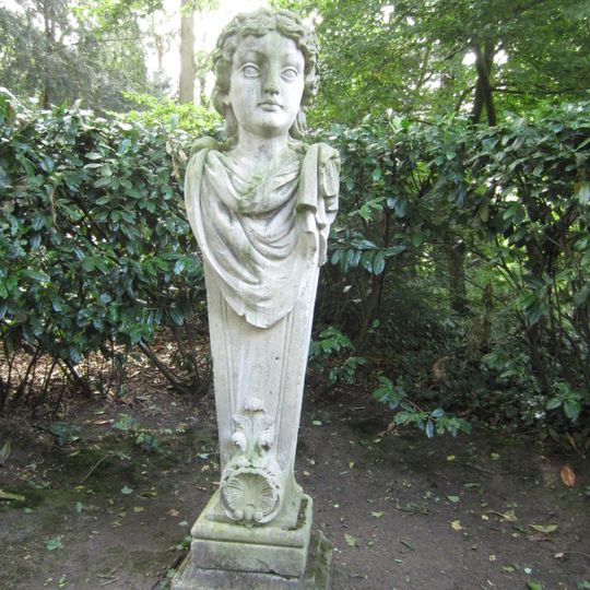 Warmelo, sokkel met vrouwenkop