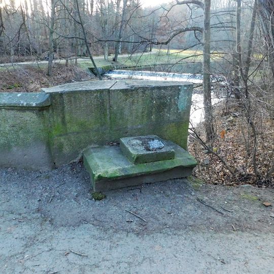 Podstavec neznámé památky u mostu v zámeckém parku ve Vlašimi