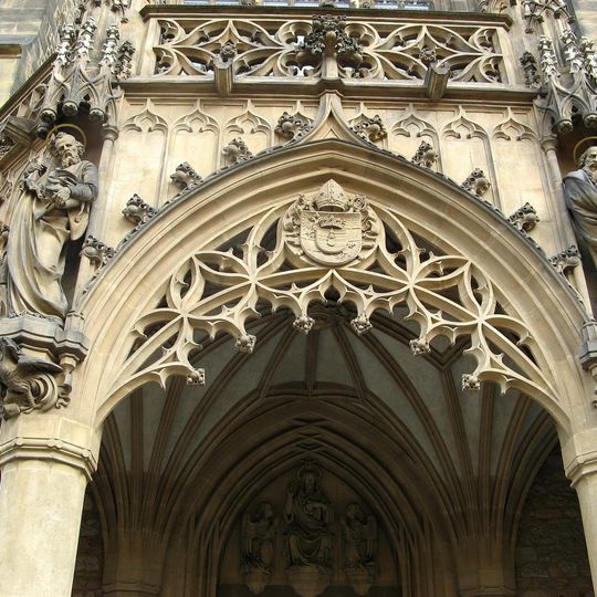 Sochy svatých Petra a Pavla nad portálem kostela svatých Petra a Pavla v Brně