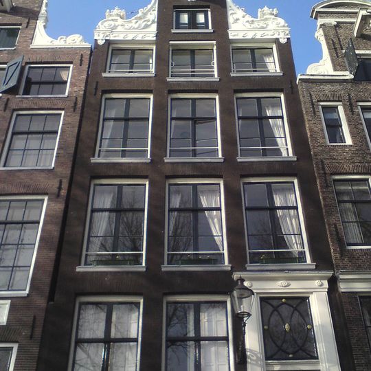 Pand met gevel onder rechte lijst