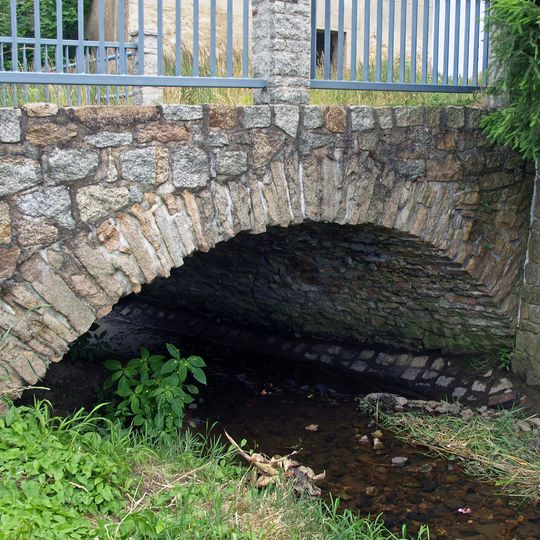Naturstein-Bogenbrücke Dorfstraße 27