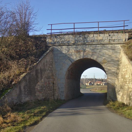 Železniční most přes Luční ulici v Kačici