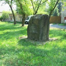 Pomník v parku u autobusové zastávky v Březenci