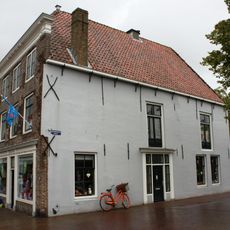 Zijingang in gepleisterde zijgevel van pand lange viele 81