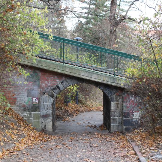 Mostek petřínské lanovky přes stezku k Máchově soše