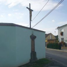 Kříž na rozcestí v obci Travčice