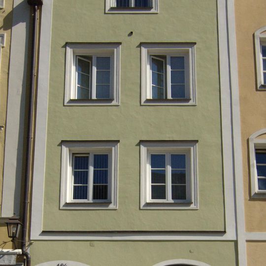 Wohn- und Geschäftshaus