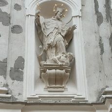 Socha svatého Jana Nepomuckého v nice vlevo na průčelí kostela svatých Janů v Minoritské ulici v Brně