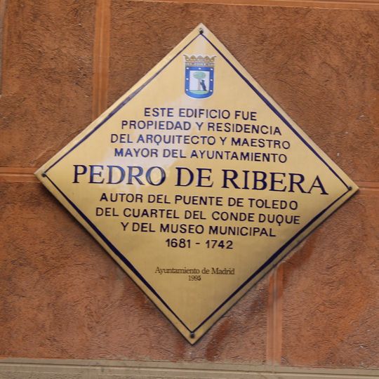 Placa conmemorativa en honor a Pedro de Ribera