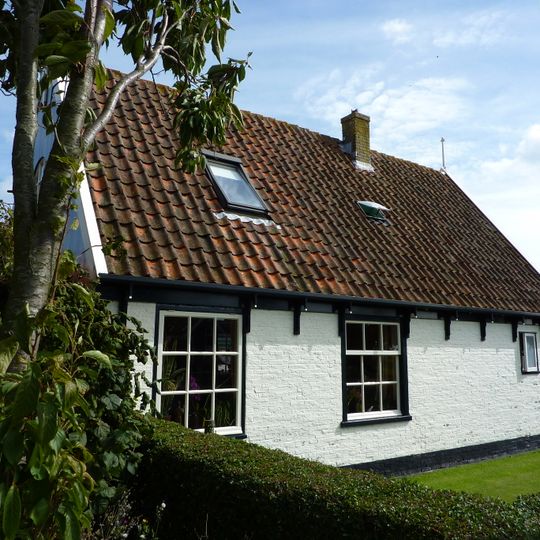 Woonhuis onder zadeldak, aan voorgevel houten voorschot met getoogd luik