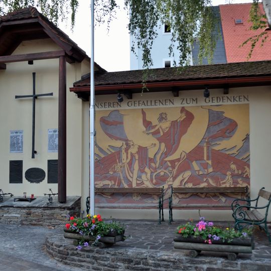 Friedhof mit Kapellen und Kriegerdenkmal
