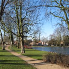 Tot plantsoen getransformeerde wal langs de Grote Gracht